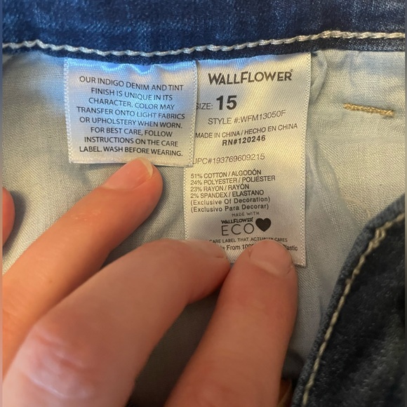 Wallflower Curvy High Rise Jeans - Picture 4 of 4